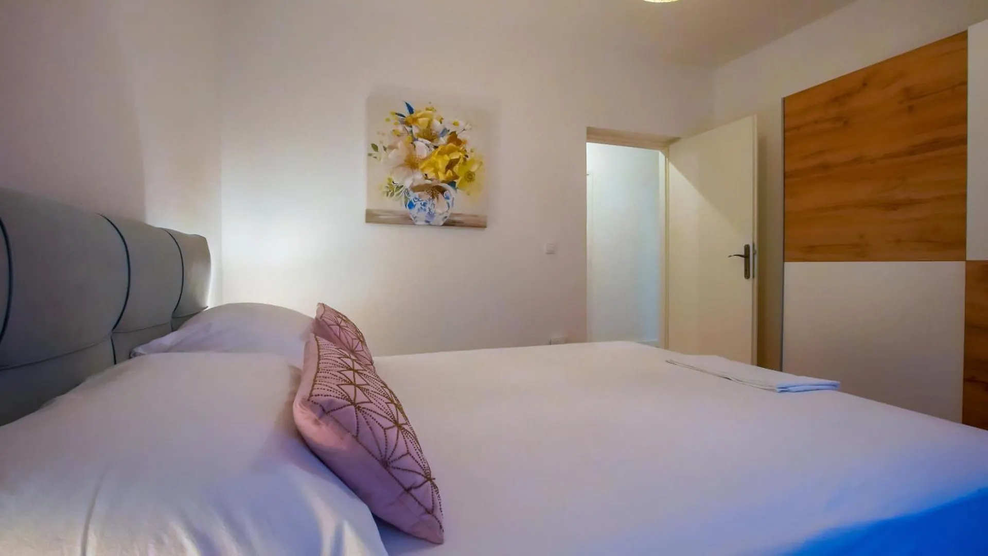 Apartman Mia With Pool1 Split Lägenhet